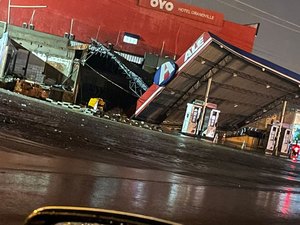 [Vídeo] Chuvas causam alagamentos e destroem telhado em posto de gasolina de Palmeira dos Índios