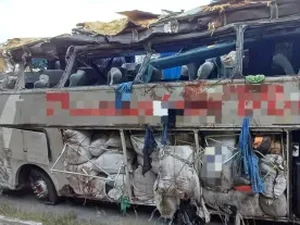 Ônibus bate em barranco e capota no Agreste pernambucano; 17 morreram
