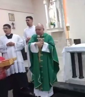 [Vídeo] Acusado de esfaquear homem que invadiu missa pedindo socorro é preso