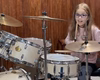 Menina de 8 anos impressiona na bateria e recebe elogio de Pitty