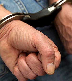 Homem é preso acusado de estuprar jovem e criança de sete anos 
