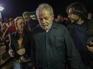 Polícia do Paraná investiga ataque à caravana do ex-presidente Lula