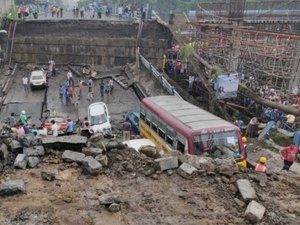 Parte de ponte em construção desaba na Índia