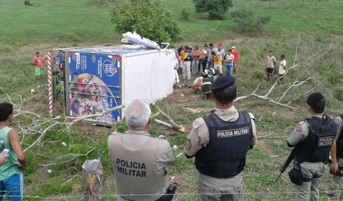 Motorista perde o controle e caminhão cai  em ribanceira