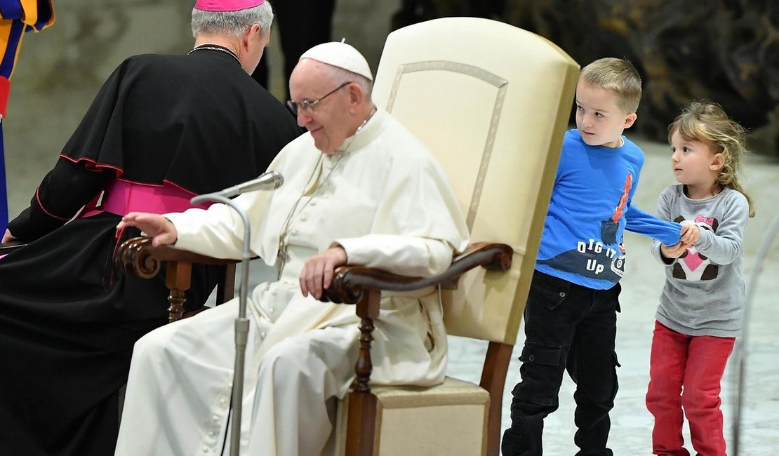 Menino argentino sobe no palco durante audiência geral do papa