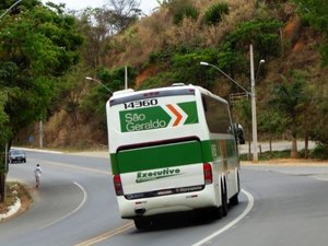 Quadrilha assalta dois ônibus interestaduais na BR-101