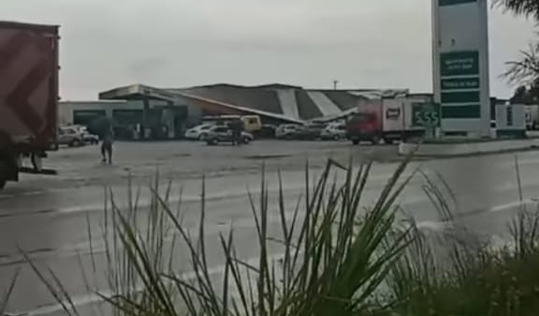 Teto de posto desaba em Maceió durante chuva e ventos fortes