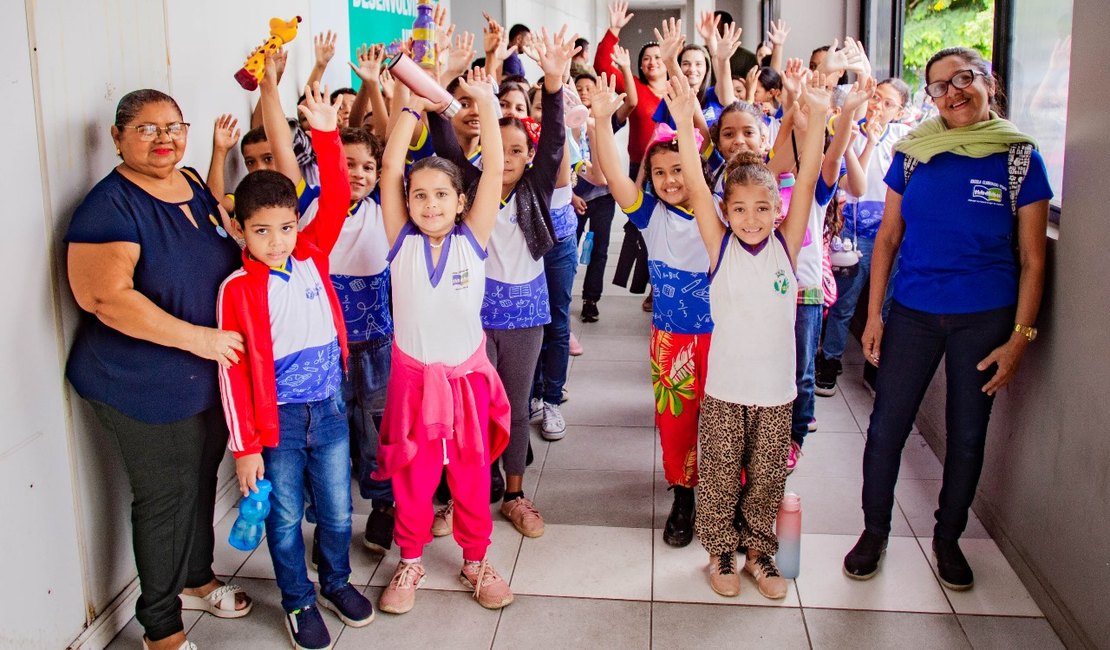 ﻿Alunos de escola municipal conhecem o centro administrativo ao lado do prefeito Luciano