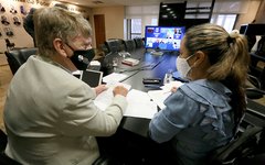 Presidente do TJAL, Klever Loureiro, é secretariado por Ednilda Lessa durante sessão plenária