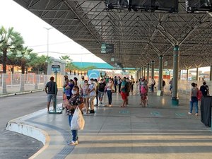 Primeiro dia de bloqueio total em Fortaleza tem aglomeração em terminais de ônibus 