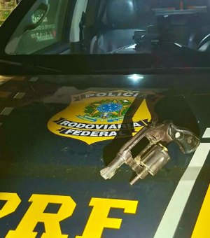 PRF recupera dois veículos e prende suspeito armado em Pilar e Rio Largo