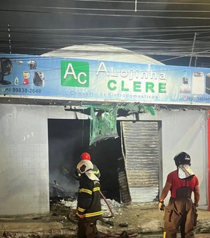 Incêndio destrói loja de conserto de eletrodomésticos durante a madrugada em Arapiraca