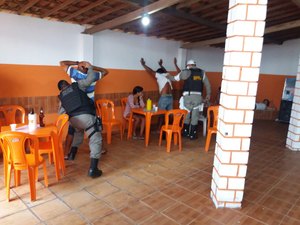 Polícia fiscaliza bares, prende dois por embriaguez ao volante e aborda 12 inabilitados em Campo Grande