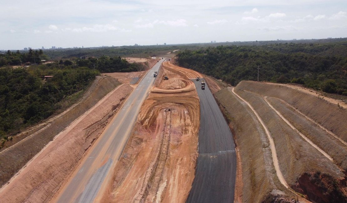 Primeiro trecho da AL-102 Norte recebe serviços de pavimentação asfáltica