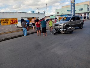 Motociclista é arremessado sobre carro e fica ferido após colisão em Arapiraca