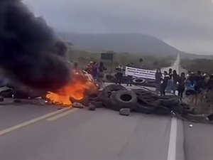 Indígenas bloqueiam BR-423 com pneus e galhos queimados em Água Branca