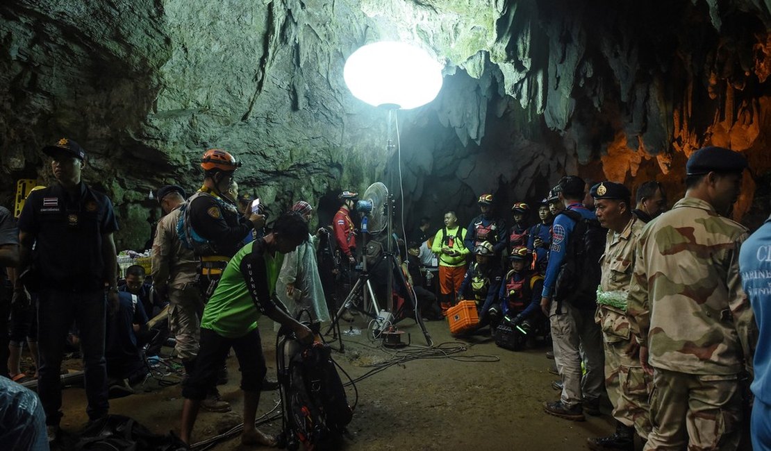 Doze crianças e adolescentes ficam presos em caverna na Tailândia
