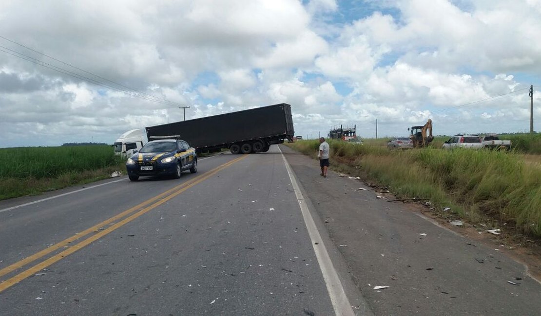 Mulher fica presa às ferragens após colidir carro em caminhão na BR-101