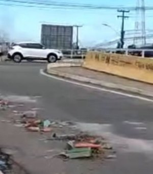 Prefeito JHC denuncia vandalismo e descarte irregular de lixo em área revitalizada no Jacintinho
