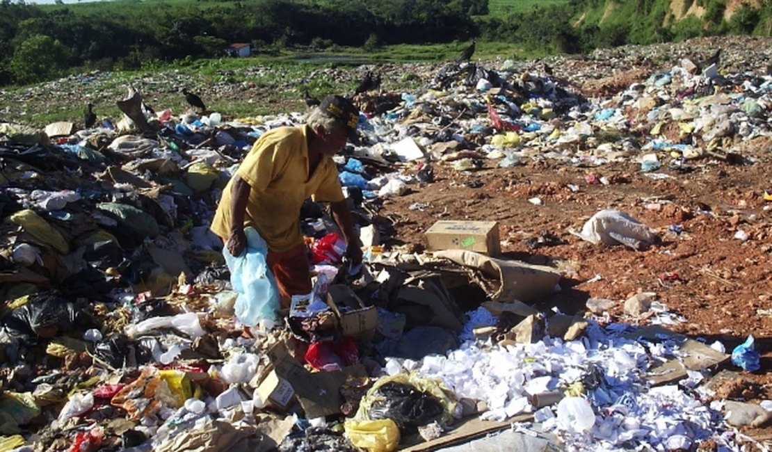 Feto é abandonado dentro de caixa de papelão em Penedo