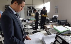 PM e promotores recolhem documentos durante mandado de busca e apreensão na prefeitura de Monteirópolis