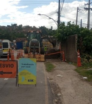 Novo vazamento em rede da BRK provoca interdição no bairro de Bebedouro