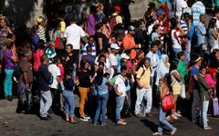 Venezuelanos lotam as ruas em Caracas após paralisação no metrô por blecaute