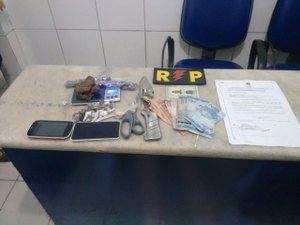 Polícia encontra maconha com jovem na porta de casa