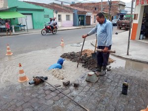 [Vídeo]  Casal realiza conserto de tampa de esgoto que ameaça cair, no bairro Brasília