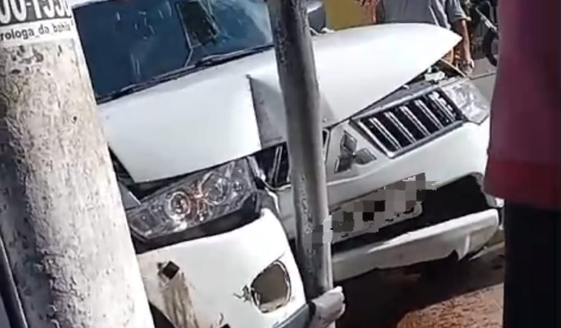 [Vídeo] Viatura avança sinal, provoca acidente e destrói carro de aplicativo no Centro