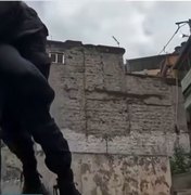 Policial é baleado por tiro de fuzil durante operação no Complexo do Alemão no Rio de Janeiro