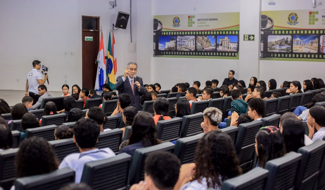 Justiça Eleitoral fala sobre democracia para estudantes da rede pública municipal de Penedo