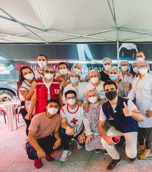 Após imunizar 12.317 pessoas, Ônibus da Vacina encerra permanência em Maceió