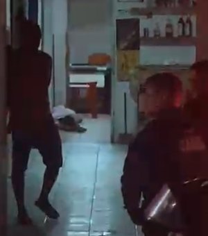 [Vídeo] Homem é assassinado a tiros dentro de bar no bairro Primavera, em Arapiraca