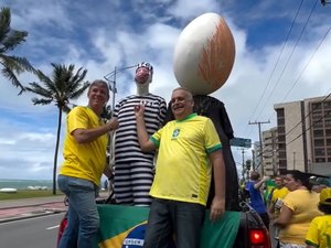 Bonecos de Lula e Moraes marcam protesto na orla de Maceió neste domingo (3)
