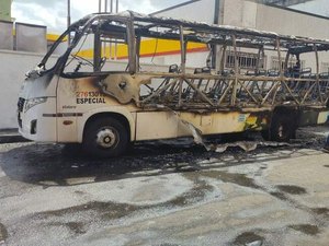 Ônibus e viaturas são incendiados após morte de traficante em Manaus