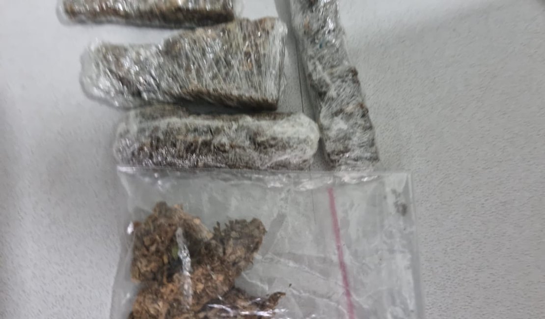 Adolescente é apreendido com bombinhas de maconha, em Arapiraca