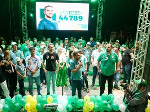 Davi Maia arrasta uma multidão durante caminhada em Quebrangulo