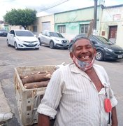 Vendedor de macaxeira canta para divulgar o produto com muita simpatia e bom humor