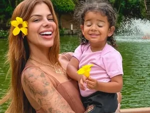 Evelyn Regly muda o cabelo para ensinar a filha a amar seus cachos