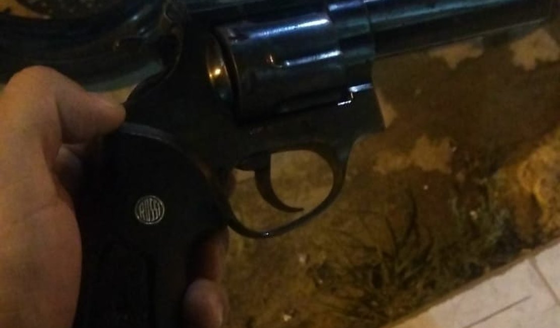 Homem é preso dentro de casa com arma de fogo, em Maceió