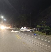 Carro colide contra poste e deixa via parcialmente interditada em Riacho Doce