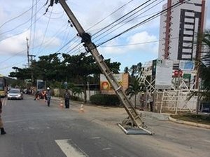 Caminhão derruba poste e complica o trânsito na AL-101 Norte, em Guaxuma