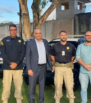 Deputado Alfredo Gaspar entrega duas novas viaturas para a PRF em Alagoas