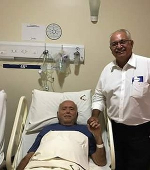 Rogério Teófilo visita o médico Judá Fernandes, hospitalizado em Maceió