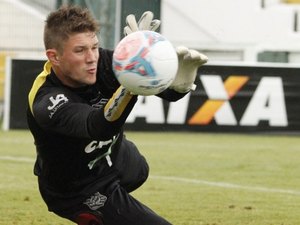 Ricardo, ex-Brusque, reforça o gol do América-RN na sequência da Série C