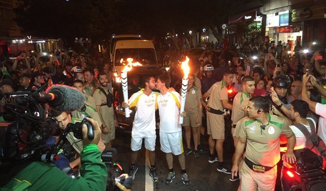 Revezamento da tocha olímpica no Rio de Janeiro tem beijo gay