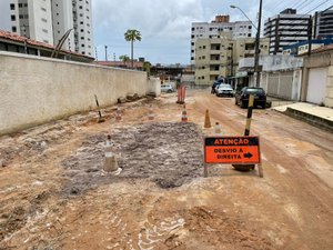 Moradores da Gruta de Loures relatam aparecimento de buracos em rua