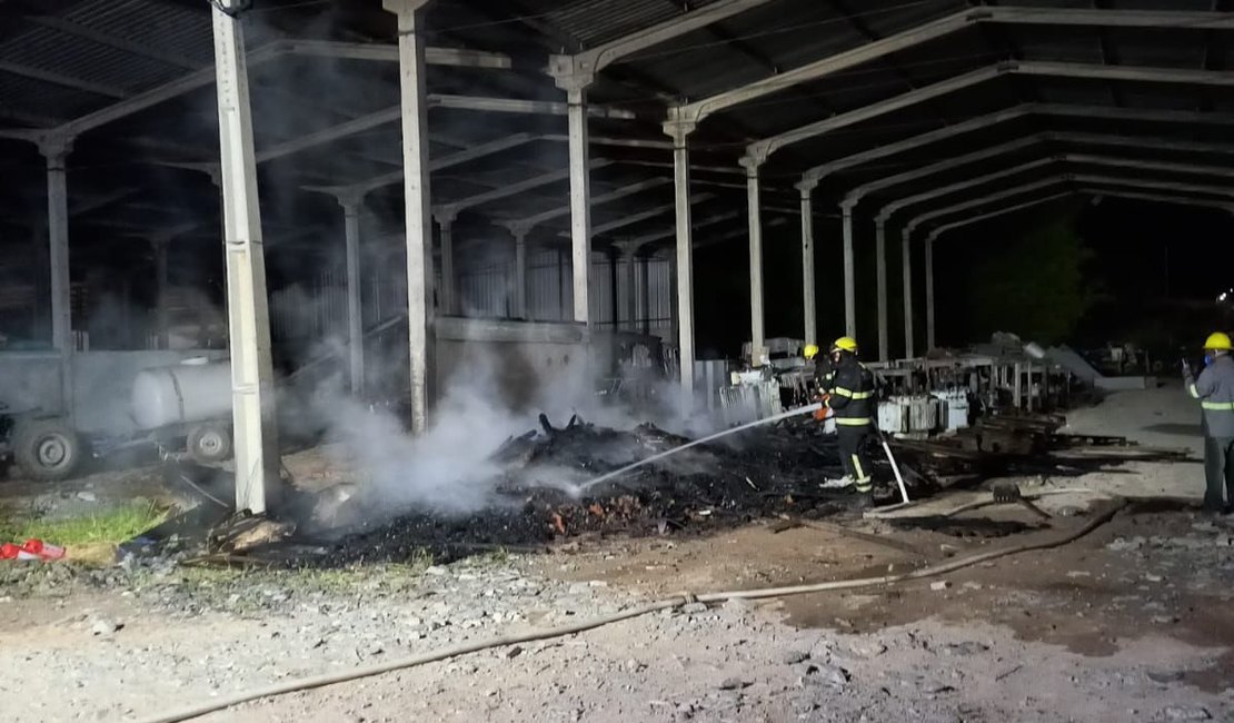 Galpão comercial pega fogo no Centro de Distribuições em Murici