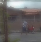[Vídeo] Homem saca arma e aponta para motociclista no centro de Arapiraca